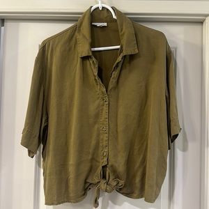 Cropped collard shirt with front tie